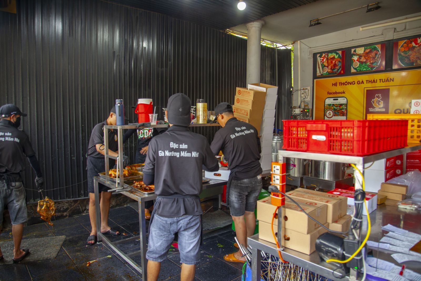 khóa dạy nghề gà nướng của chúng tôi tập trung 100% vào thực hành