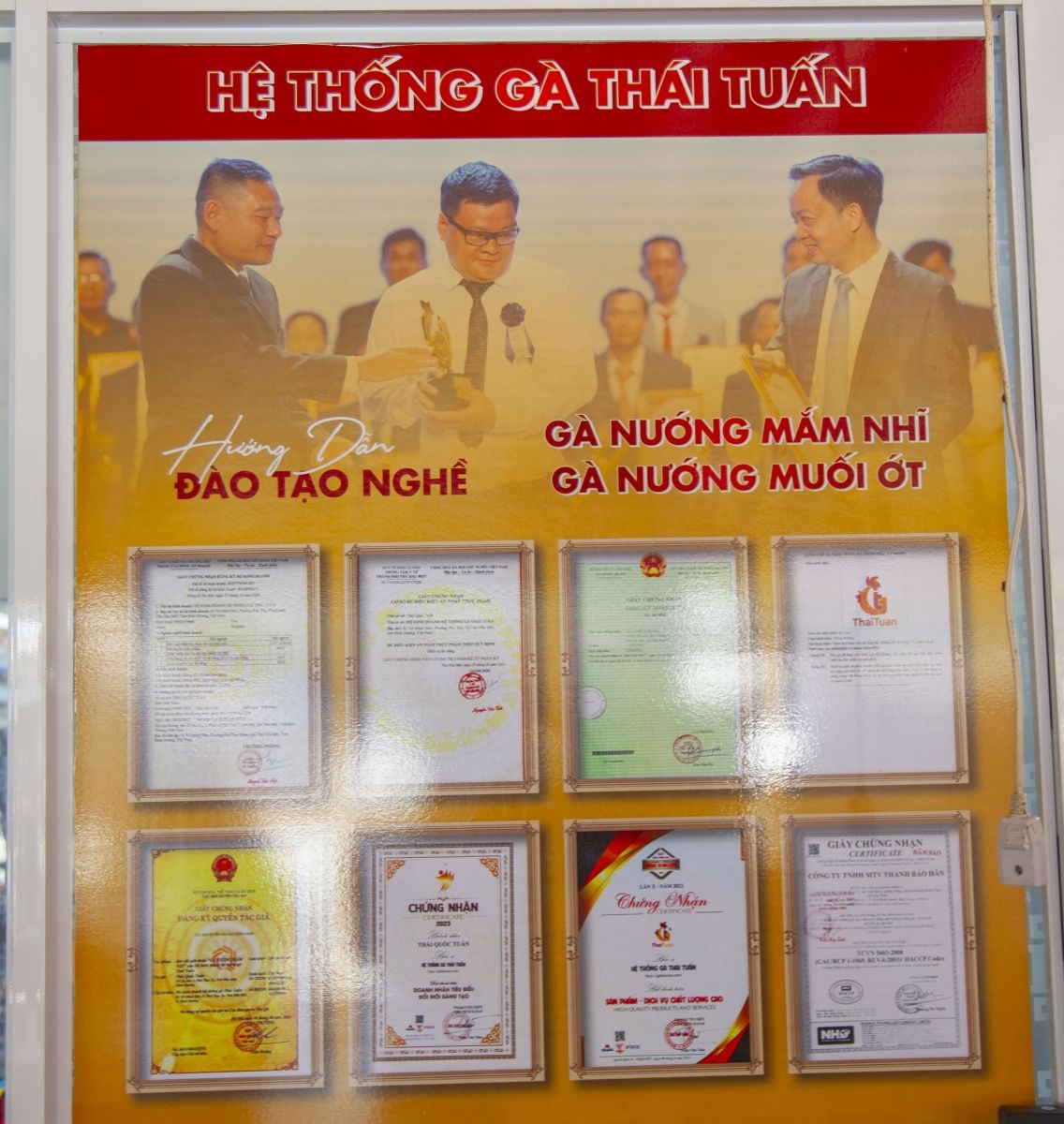 Vịt quay ngon Bình Dương: Khám Phá Hương Vị Da Giòn, Thịt Ngọt Tại Gà Thái Tuấn