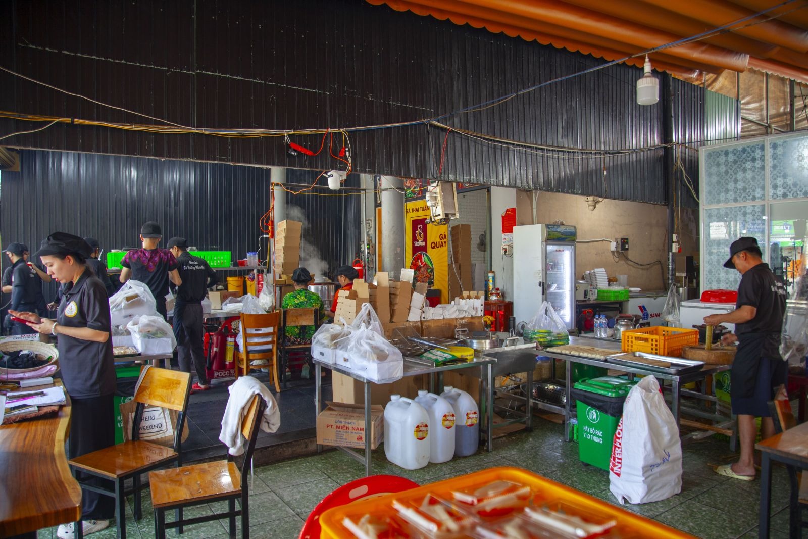 Khám Phá Vịt Quay Ngon Bình Dương Tại Gà Thái Tuấn - Hương Vị Đậm Đà