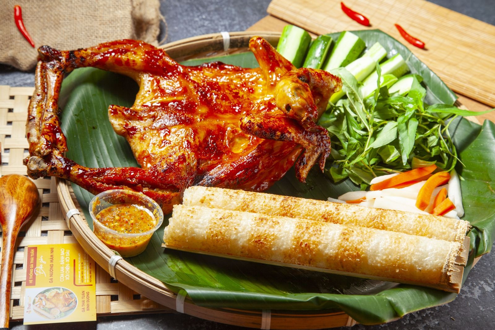 Món gà nướng sẽ trở nên hoàn hảo hơn khi kết hợp với nước sốt chấm đặc biệt.